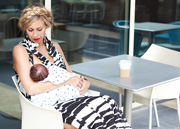 the hidden zipper makes it super easy to breastfeed in public | the love designed life