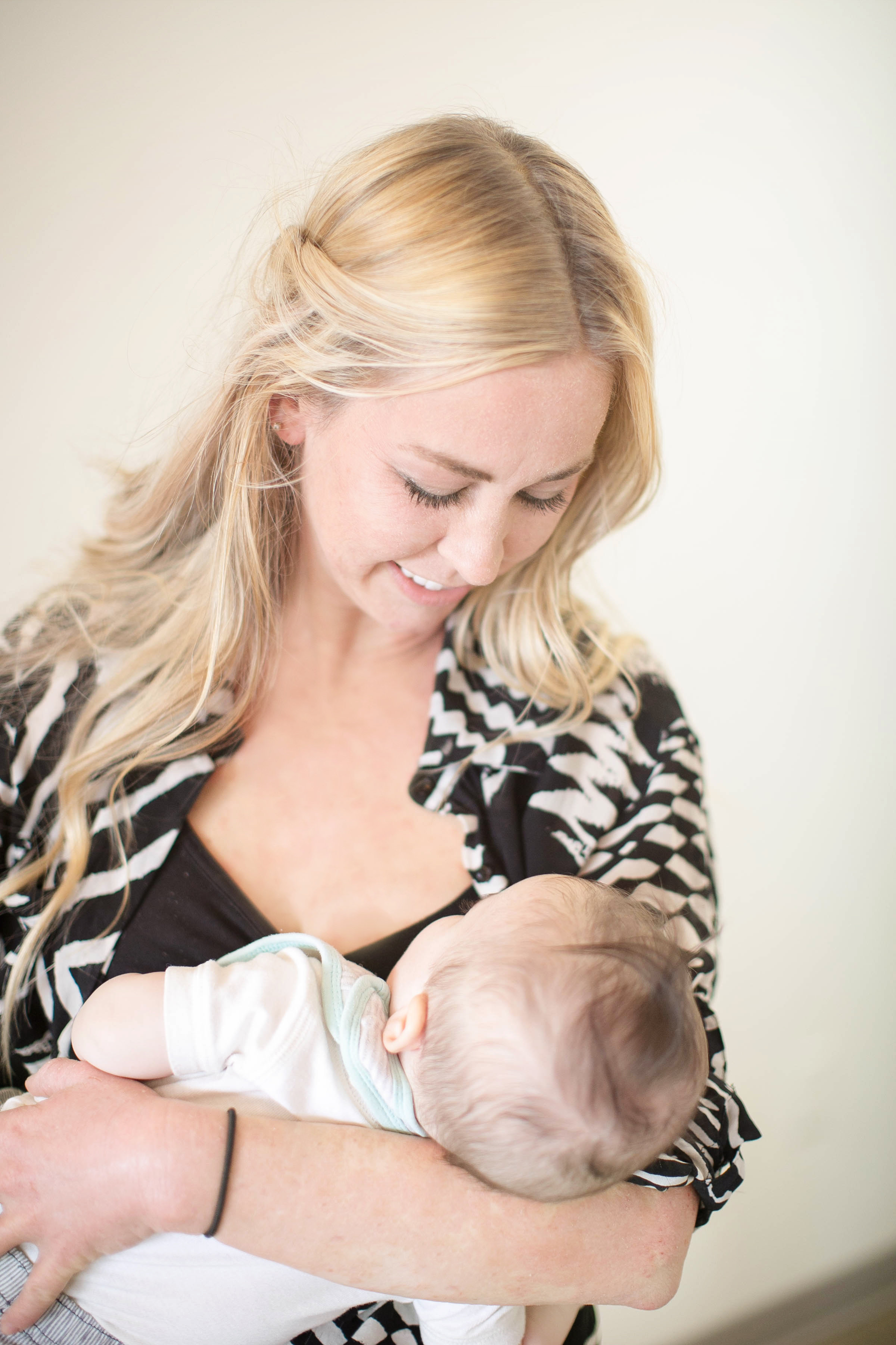 breastfeeding on the go #stopdropandfeed #worldbreastfeedingweek | the love designed life
