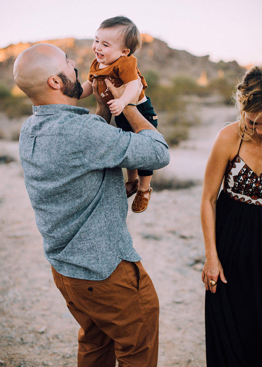 baby giggles with dad for this adorable fall family photo session | thelovedesignedlife.com