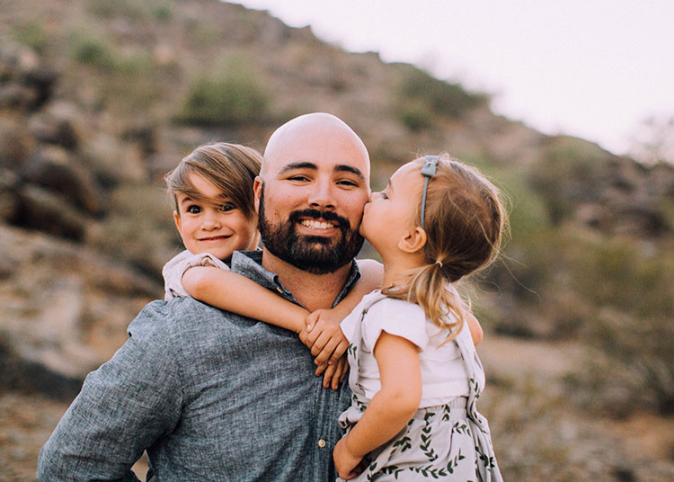 these kids love their daddy | dreamy desert fall family photoshoot | thelovedesignedlife.com