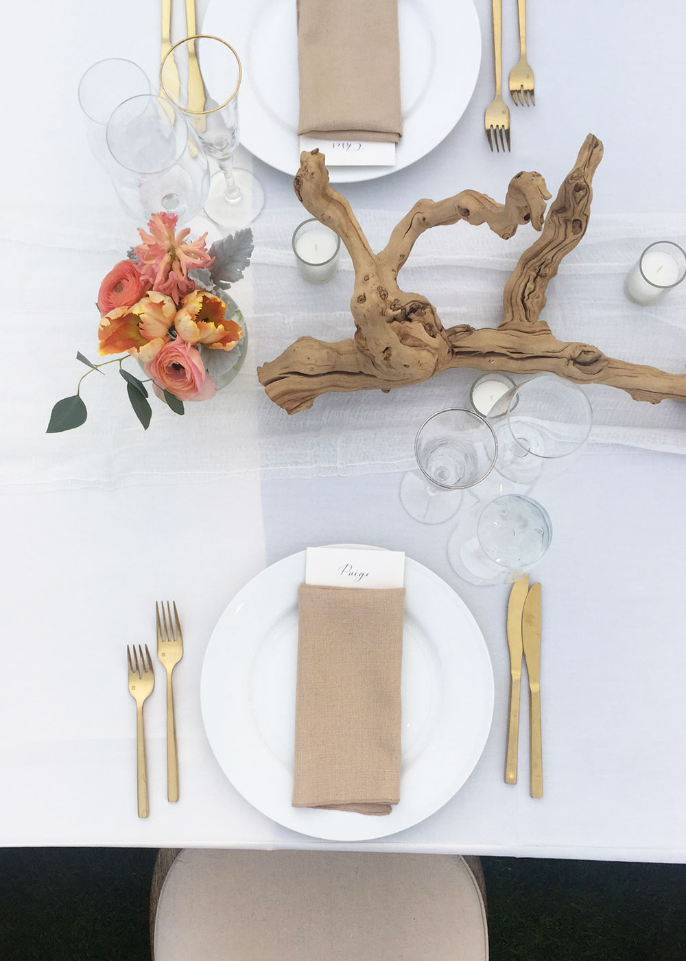 simple and elegant wedding place setting in palm springs | thelovedesignedlife.com