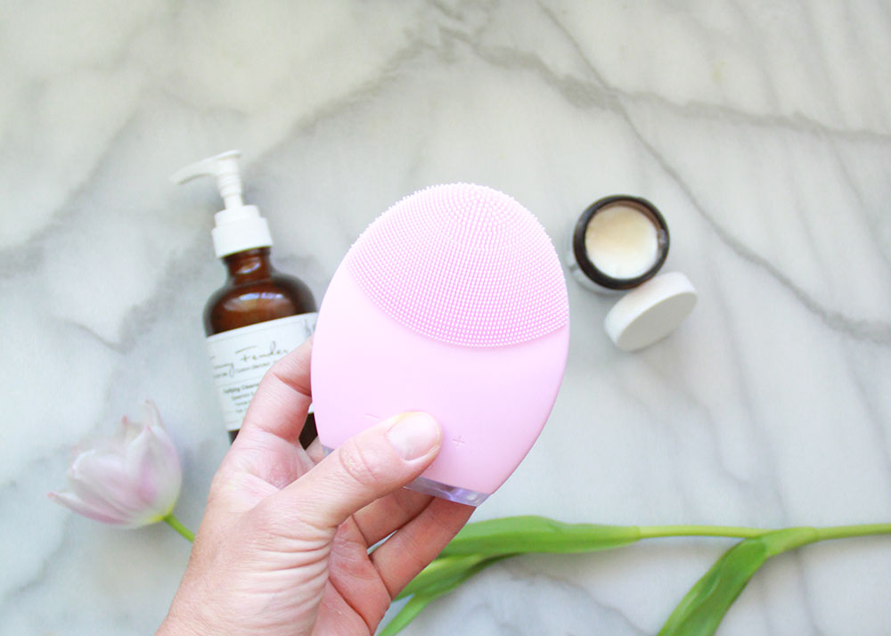 this is the FOREO LUNA 2 facial cleanser! so cute! and easy to use. | thelovedesignedlife.cpm