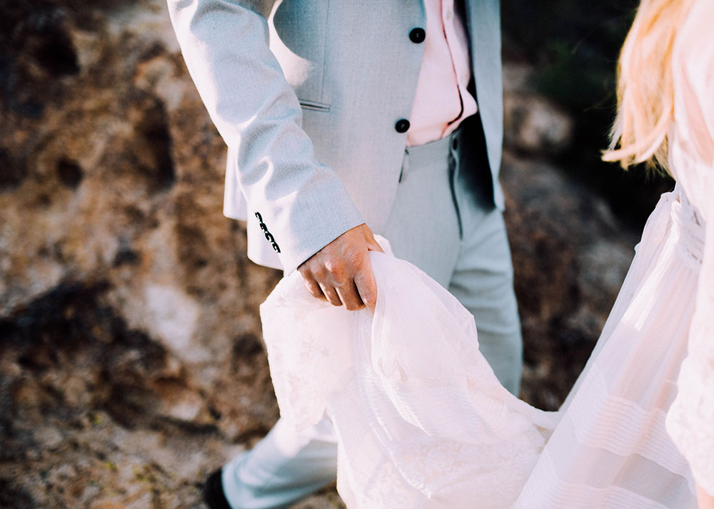 a dreamy arizona mountain top for these 10 year wedding anniversary photos | thelovedesignedlife.com