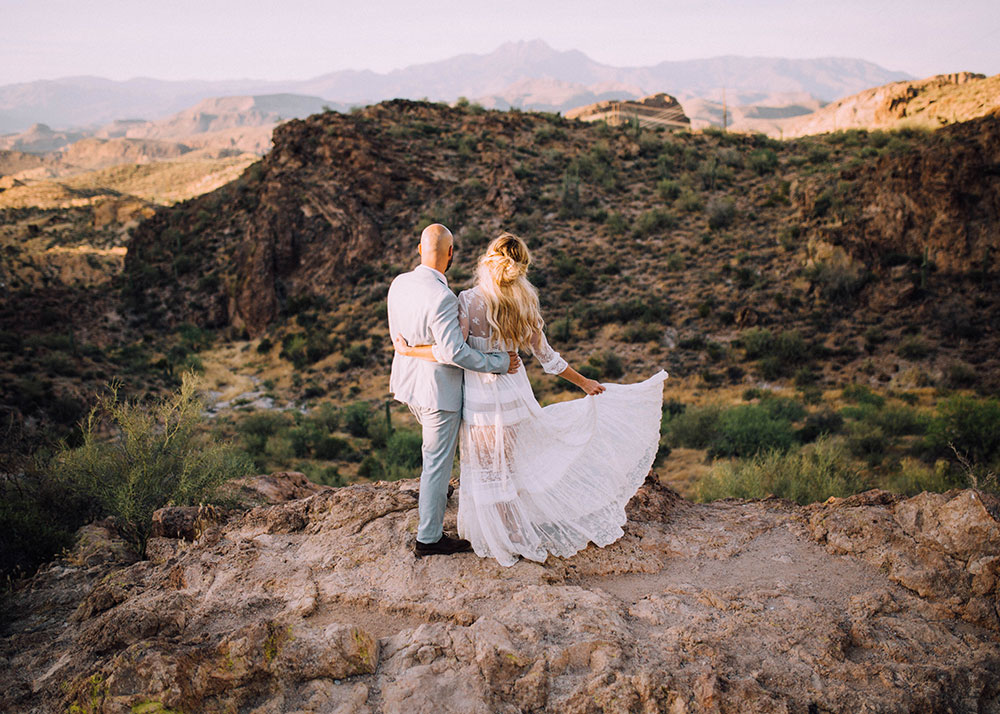 a dreamy arizona mountain top for these 10 year wedding anniversary photos | thelovedesignedlife.com
