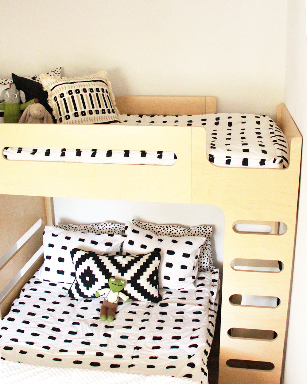 we love our new beddy's bedding that zips up easy to make! perfect for the boy's new bunk beds! | thelovedesignedlife.com