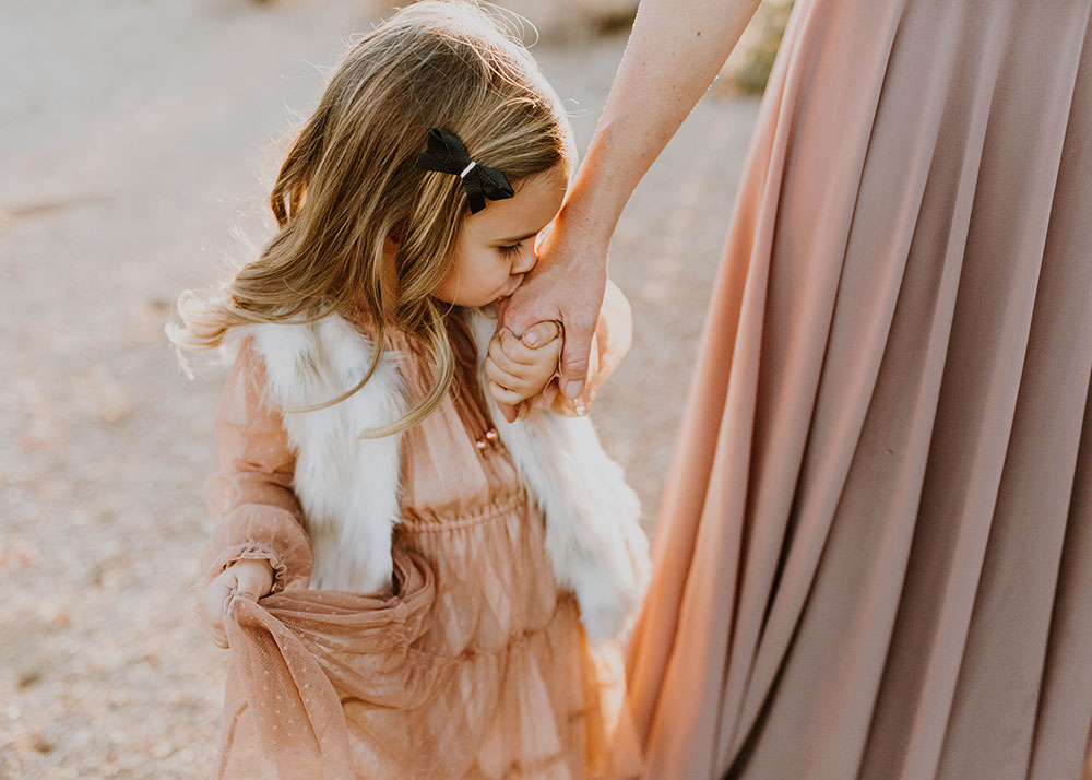 this tender moment of a little girl kissing her mama's hand. #familyphotos #motheranddaughter | thelovedesignedlife.com