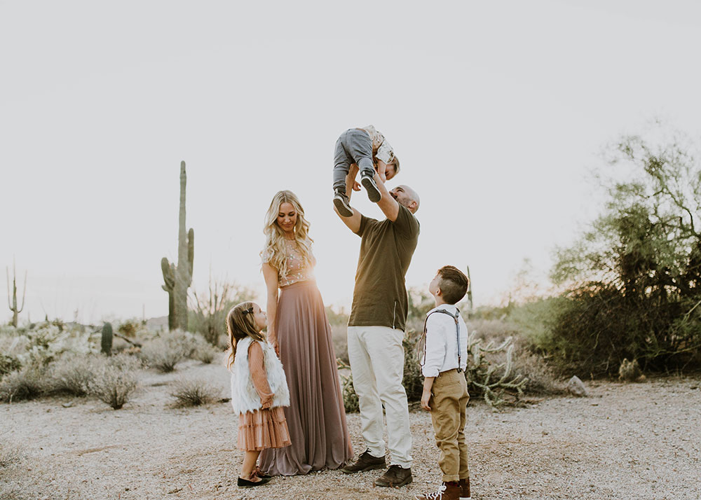 5 tips to nail your family photos #familyphotos #desertvibes #boho | thelovedesignedlife.com