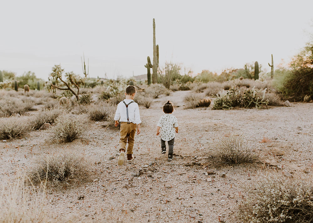 brothers in the desert #desertvibes #familyphotos #boysoutfits | thelovedesignedlife.com