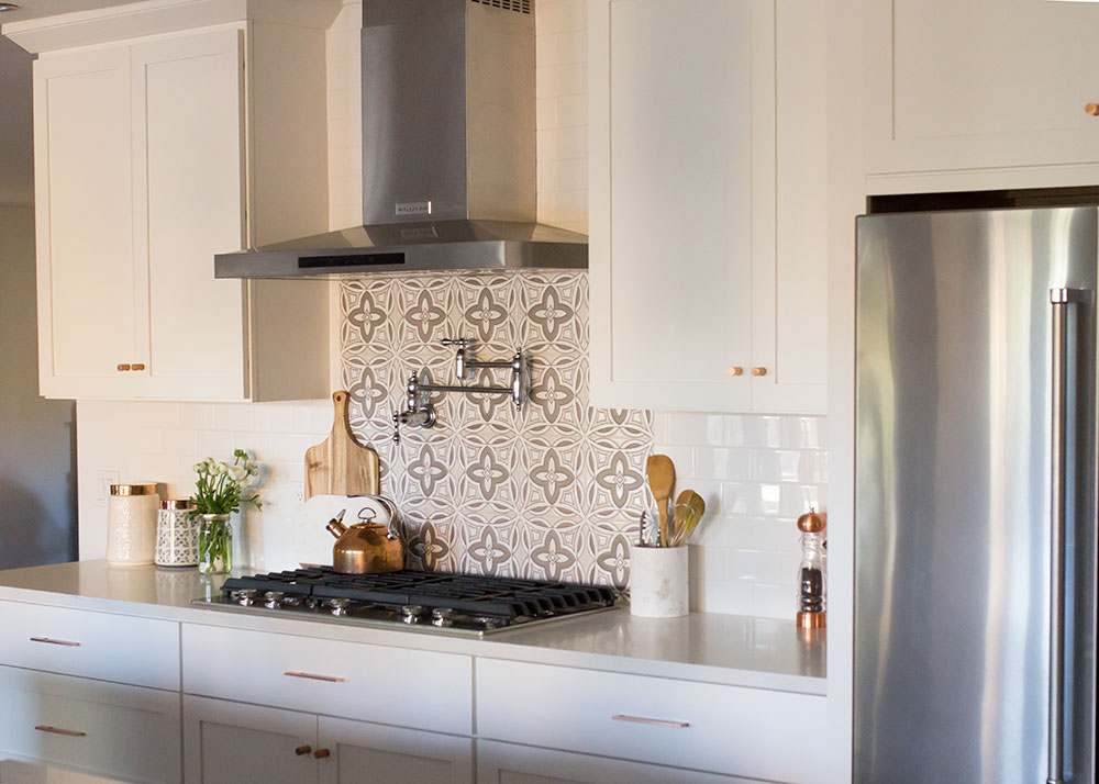 loving this kitchen tile backsplash | thelovedesignedlife.com