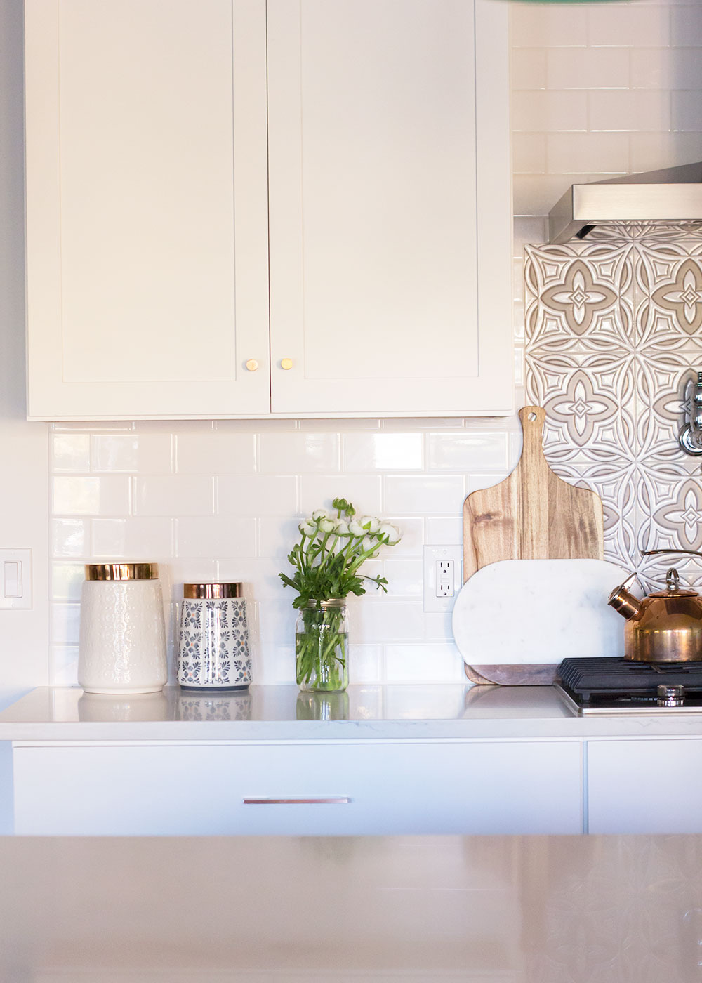 pretty moderny white kitchen details | thelovedesignedlife.com