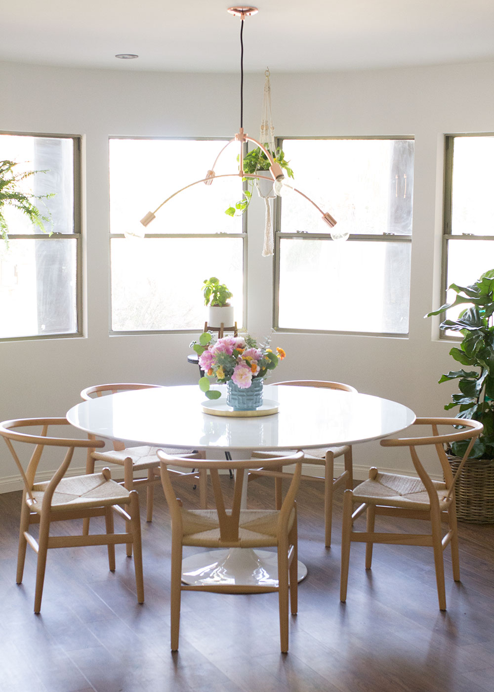 kitchen table eat in breakfast nook | thelovedesignedlife.com #modernwhitekitchen #kitcheninspo