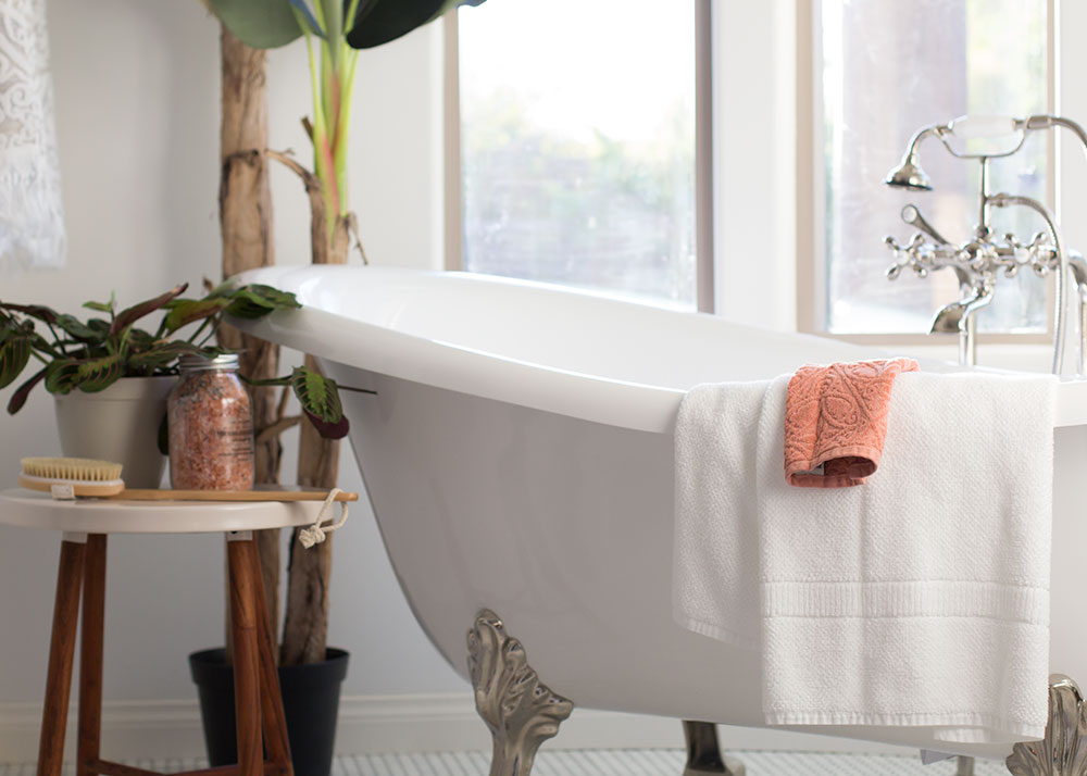 love this clawfoot tub in this modern bathroom reveal! | thelovedesignedlife.com #clawfoottub #modernbathroom #masterbathroom