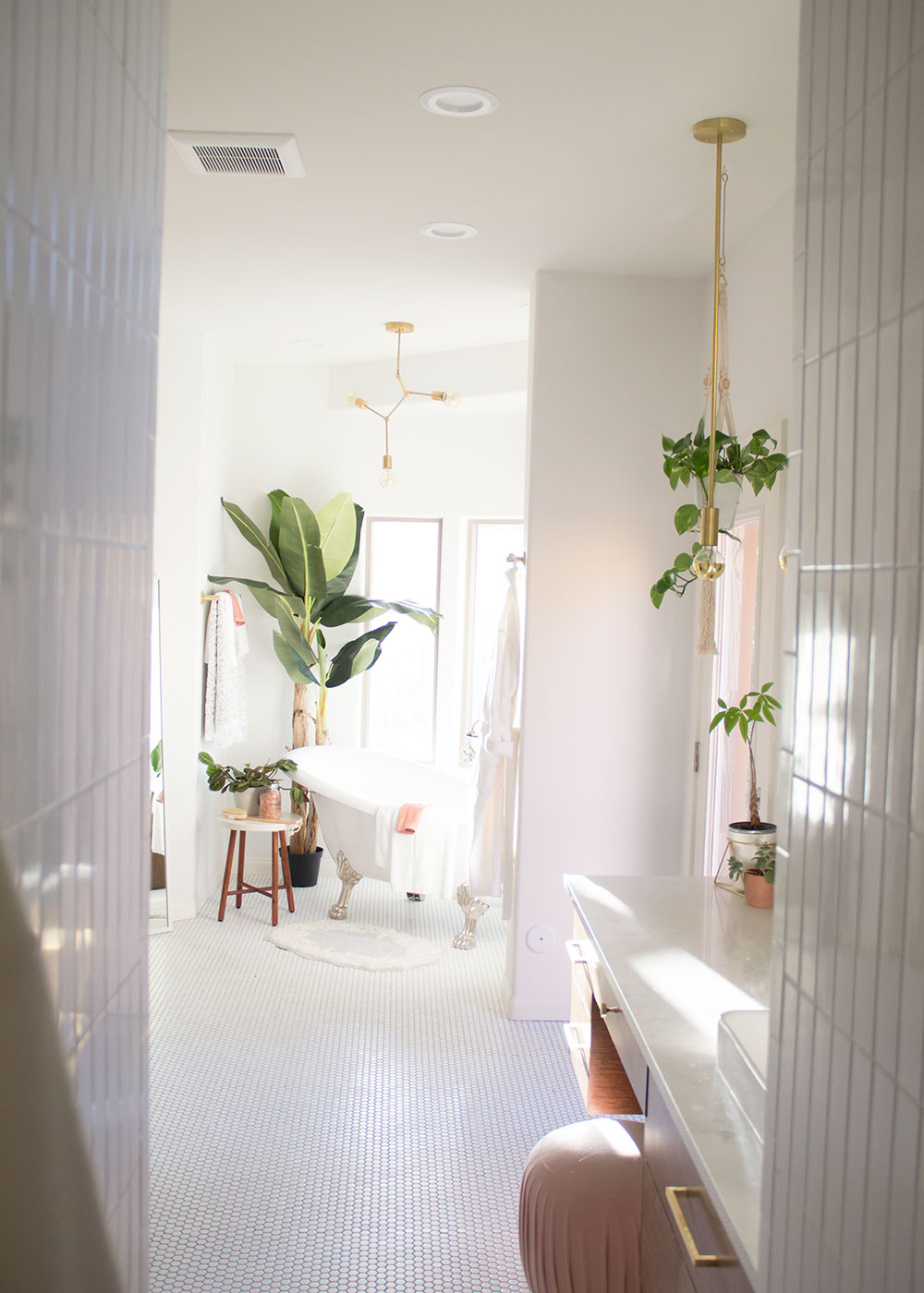 the prettiest modern master bathroom with a bohemian vibe | thelovedesignedlife.com