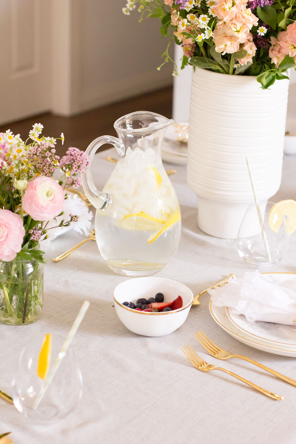 fresh lemon water on the table for guests at this mama luncheon | thelovedesignedlife.com #luncheon #tablescape #mothersday