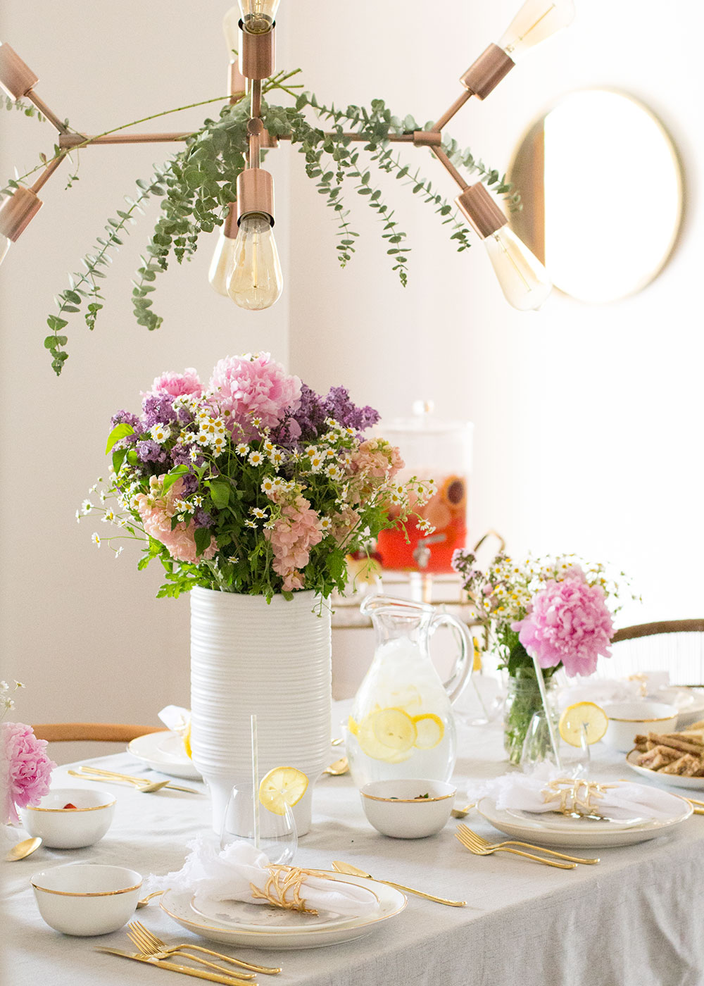 such a pretty little tablescape to celebrate a few great mama friends | thelovedesignedlife.com #mothersday