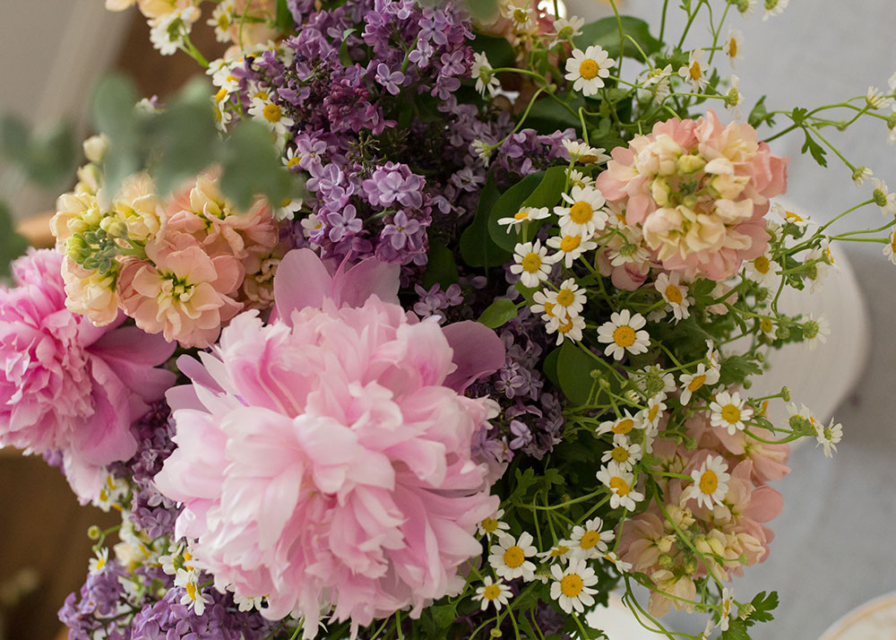 gorgeous flowers you can arrange yourself for a mother's day luncheon | thelovedesignedlife.com #flowers #florals #peonies