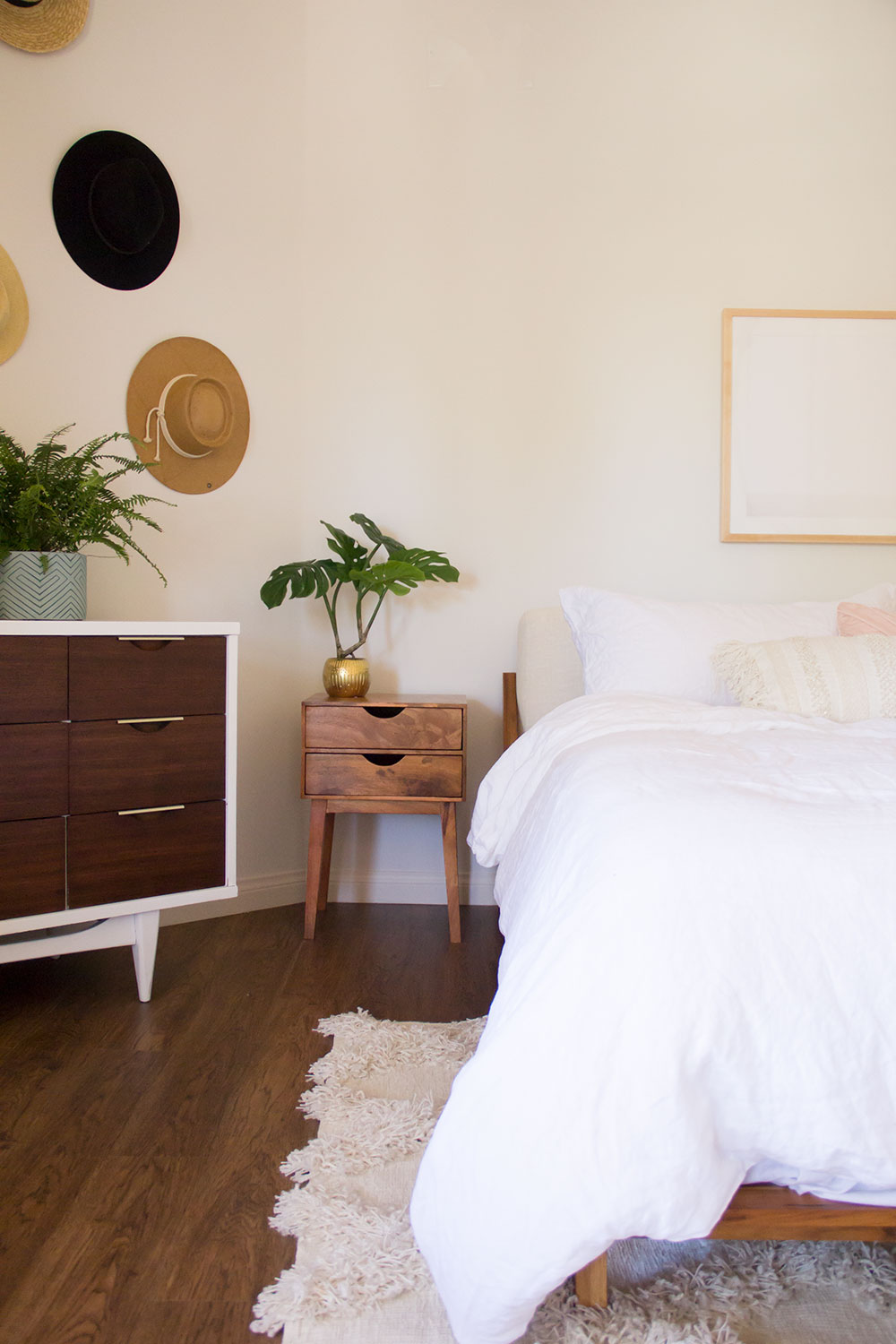 "his" side in this boho master bedroom reveal | thelovedesignedlife.com #masterbedroom 