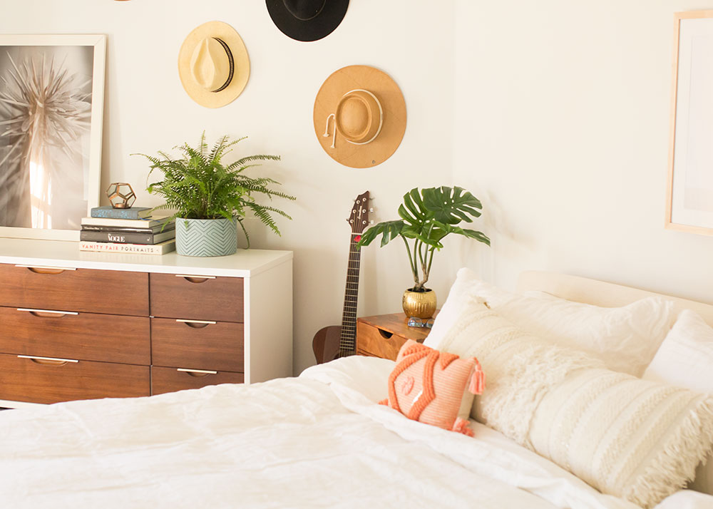 love the mid-century modern dresser in this master bedroom reveal | thelovedesignedlife.com #mcm #midcenturymodern #vintagefurniture #masterbedroom