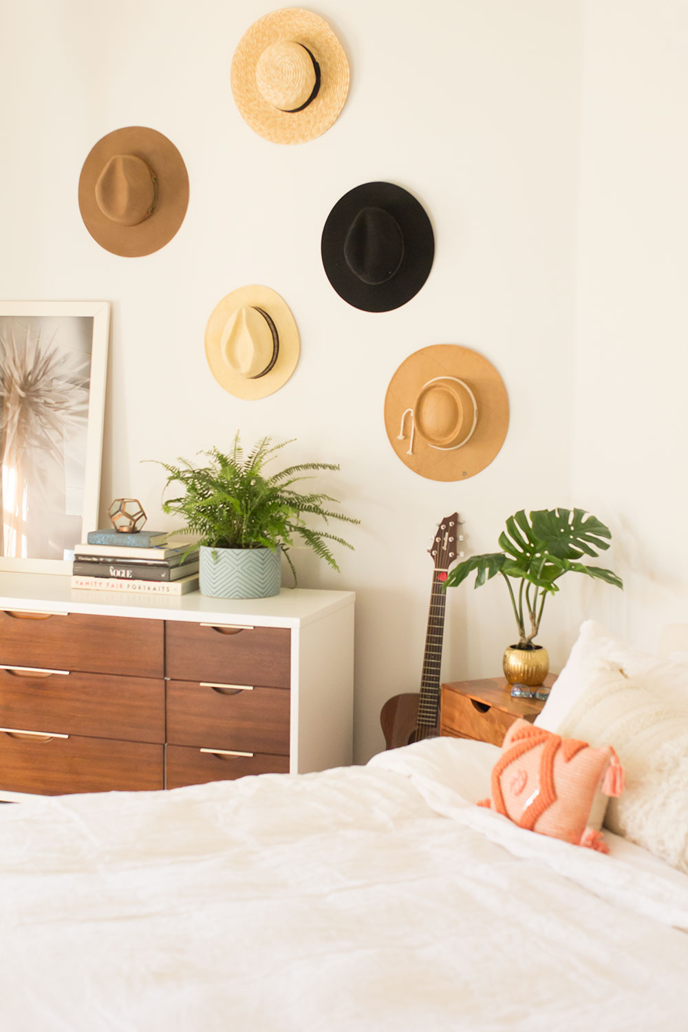 love the mid-century modern dresser in this master bedroom reveal | thelovedesignedlife.com #mcm #midcenturymodern #vintagefurniture #masterbedroom