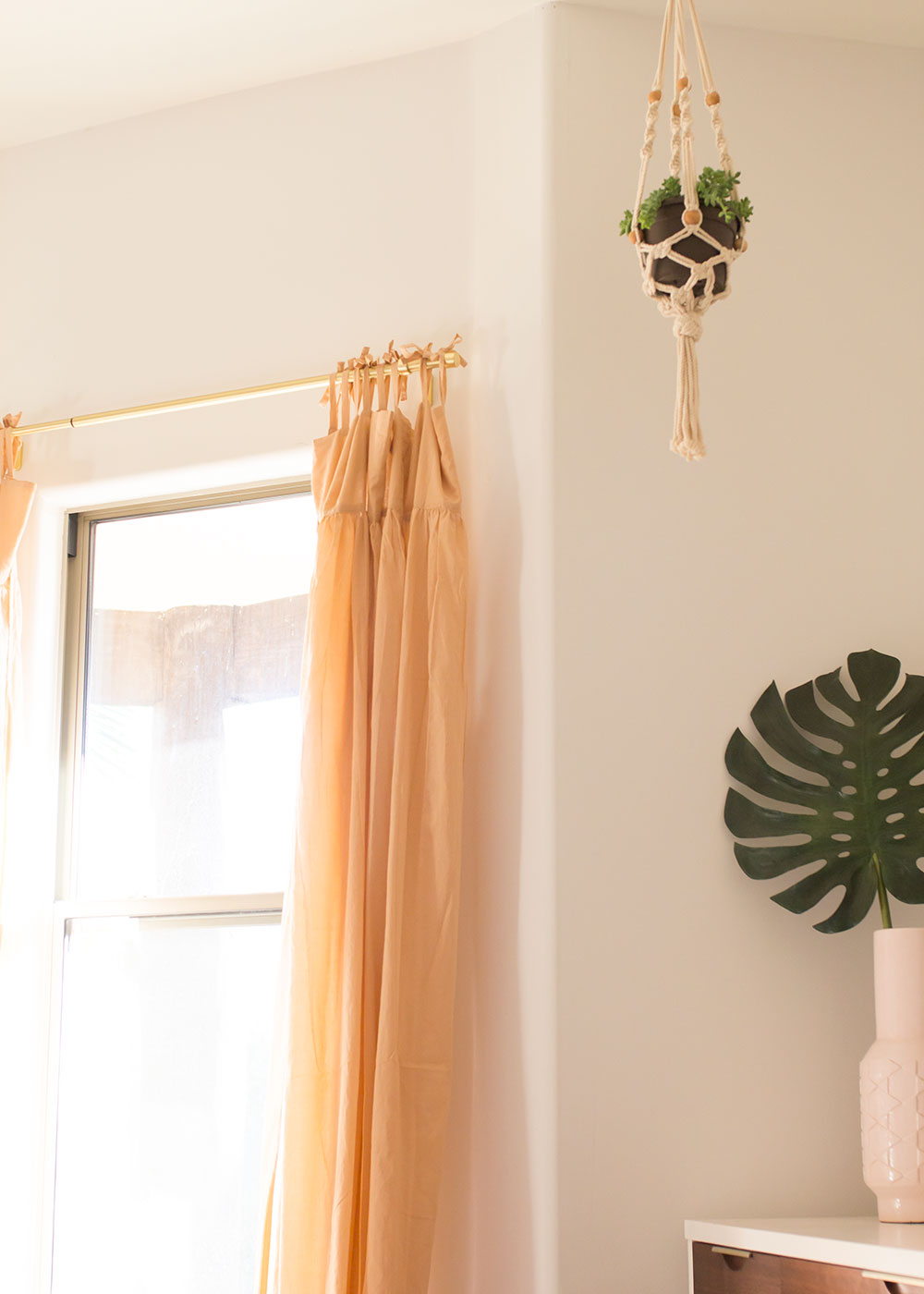 plant life details in this master bedroom reveal | thelovedesignedlife.com #masterbedroom #plantlady #succulent