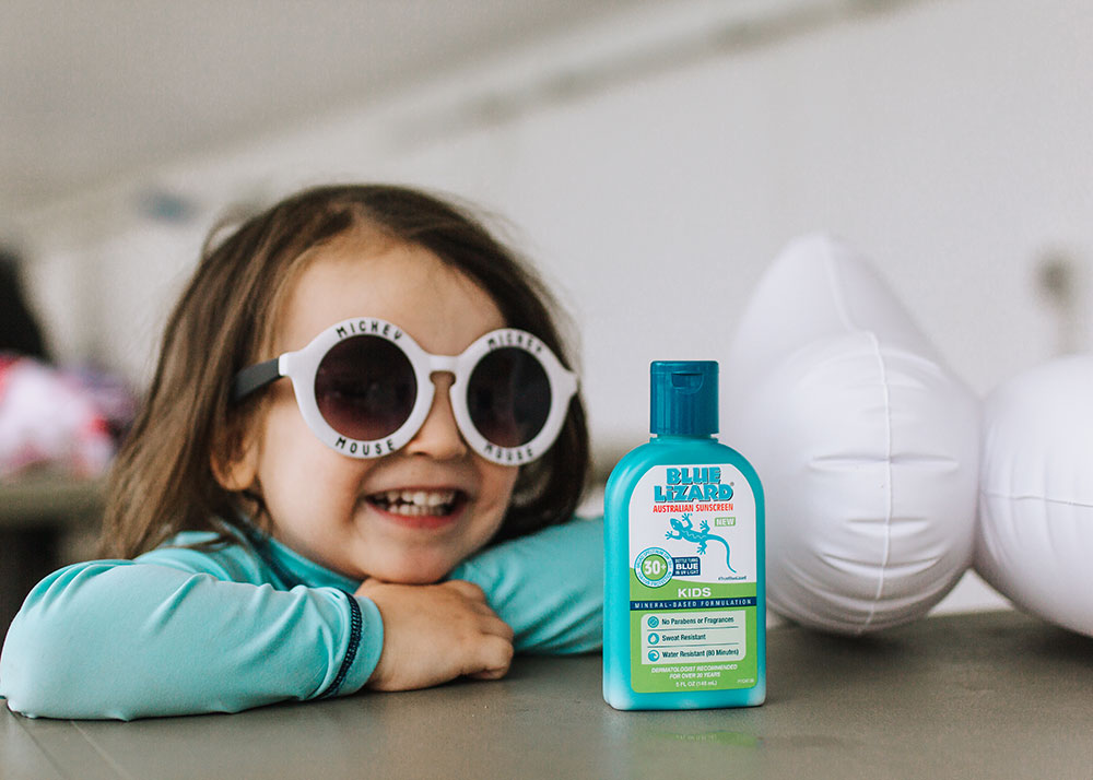 watch the bottle turn from white to blue in the presence of the sun's harmful UV rays! | thelovedesignedlife.com #bluelizardaustraliansunscreen #summersunready