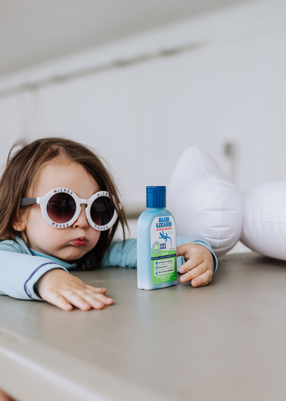 watch the bottle turn from white to blue in the presence of the sun's harmful UV rays! | thelovedesignedlife.com #bluelizardaustraliansunscreen #summersunready