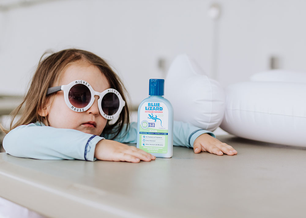 watch the bottle turn from white to blue in the presence of the sun's harmful UV rays! | thelovedesignedlife.com #bluelizardaustraliansunscreen #summersunready