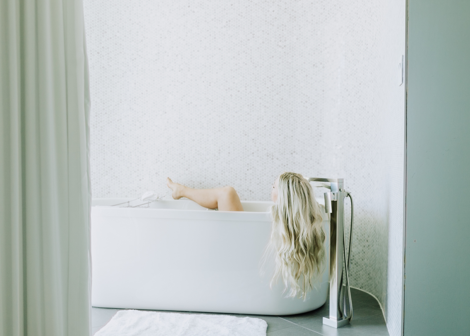 the tub was a dream with the best view! | thelovedesignedlife.com #tubgoals #bathroom #moderndesign