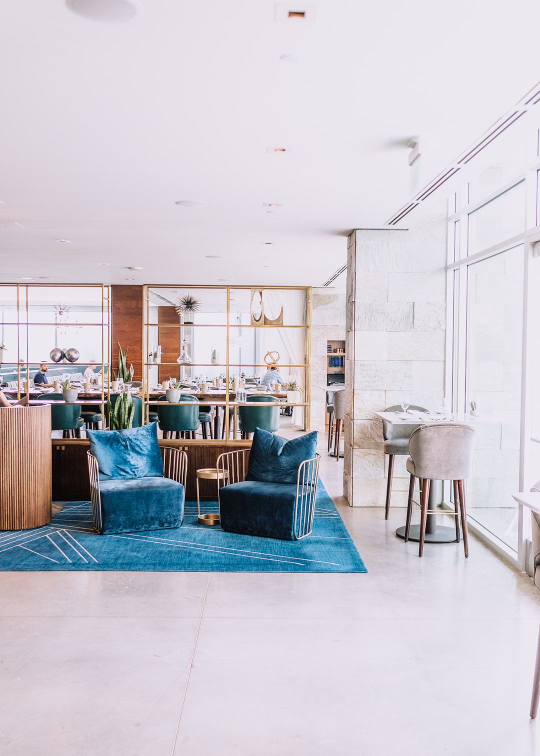 obsessed with these blue velvet chairs | thelovedesignedlife.com #mountainshadows #resortlife #paradisevalley