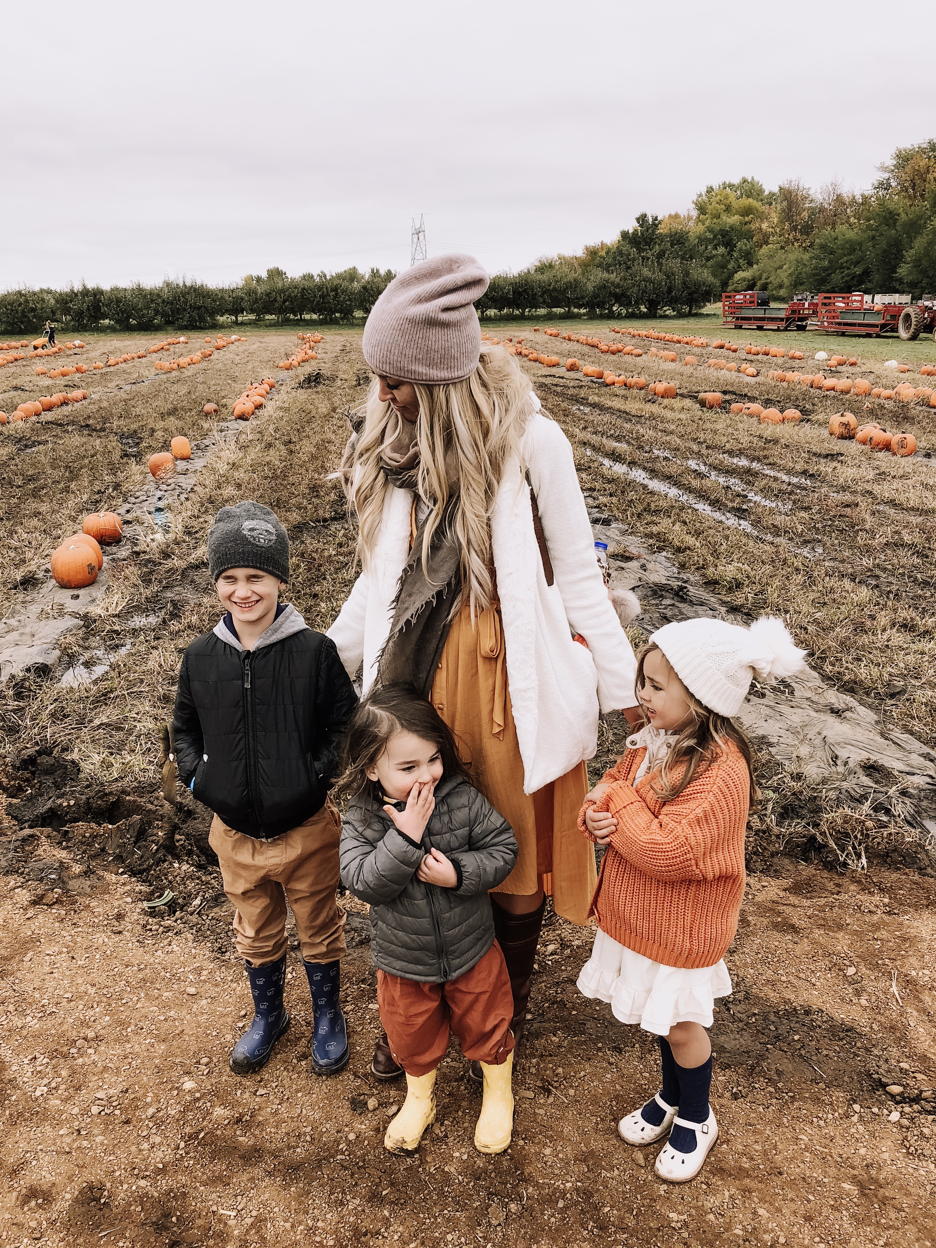 family trip to the pumpkin patch! | thelovedesignedlife.com #pumpkins #fallfun #seasonsofsodak