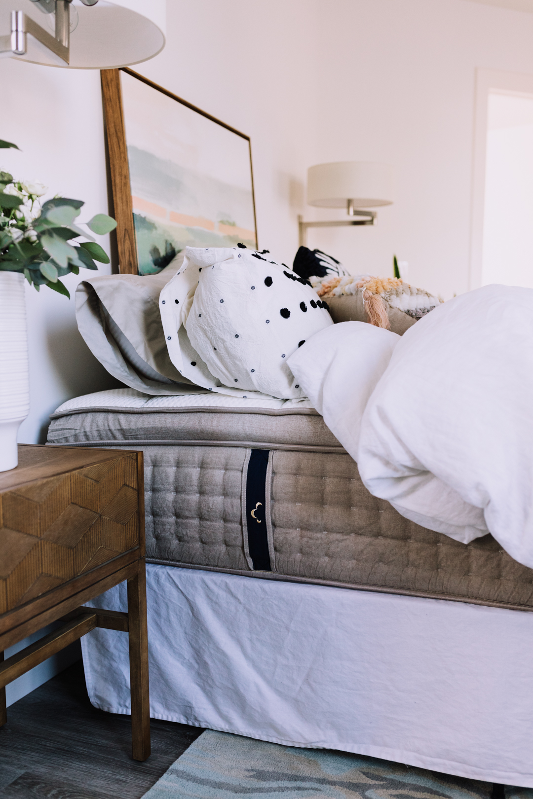 a close up of this dreamy soft mattress | thelovedesignedlie.com #dreamcloud #mydreammattress #dreamcloudsleep #bedroomdecor