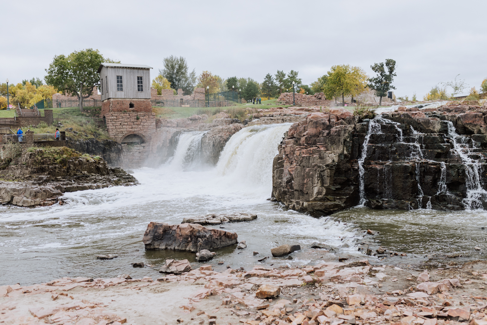 falls park, sioux falls, south dakota | thelovedesignedlife.com #visitsiouxfalls #southdakota #waterfall