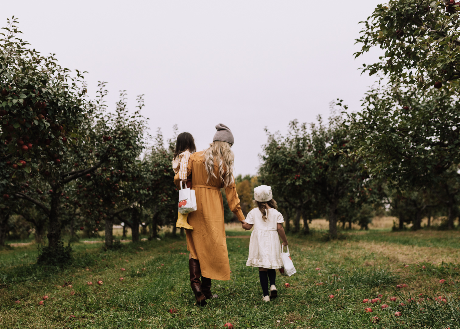 apple picking in south dakota | thelovedesignedlife.com #fallfun #applepicking #funwithkids #seasonsofsodak