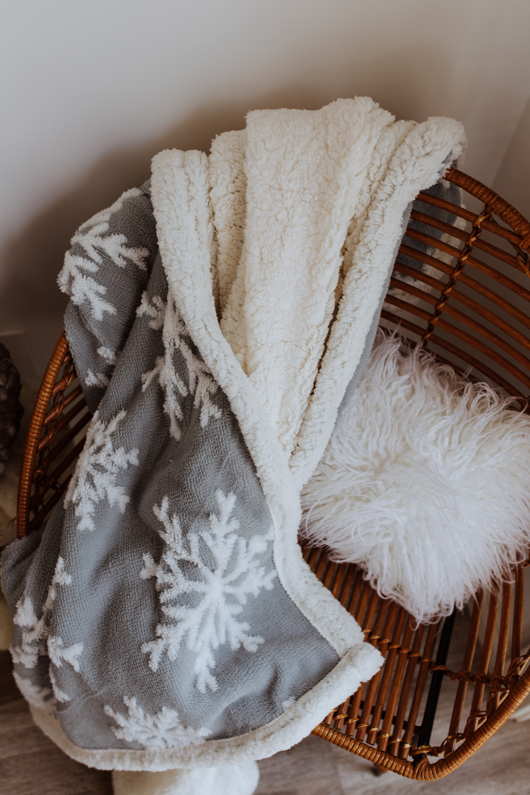 a cozy corner | thelovedesdignedlife.com #winterbedding #snowflakeblanket #cozy