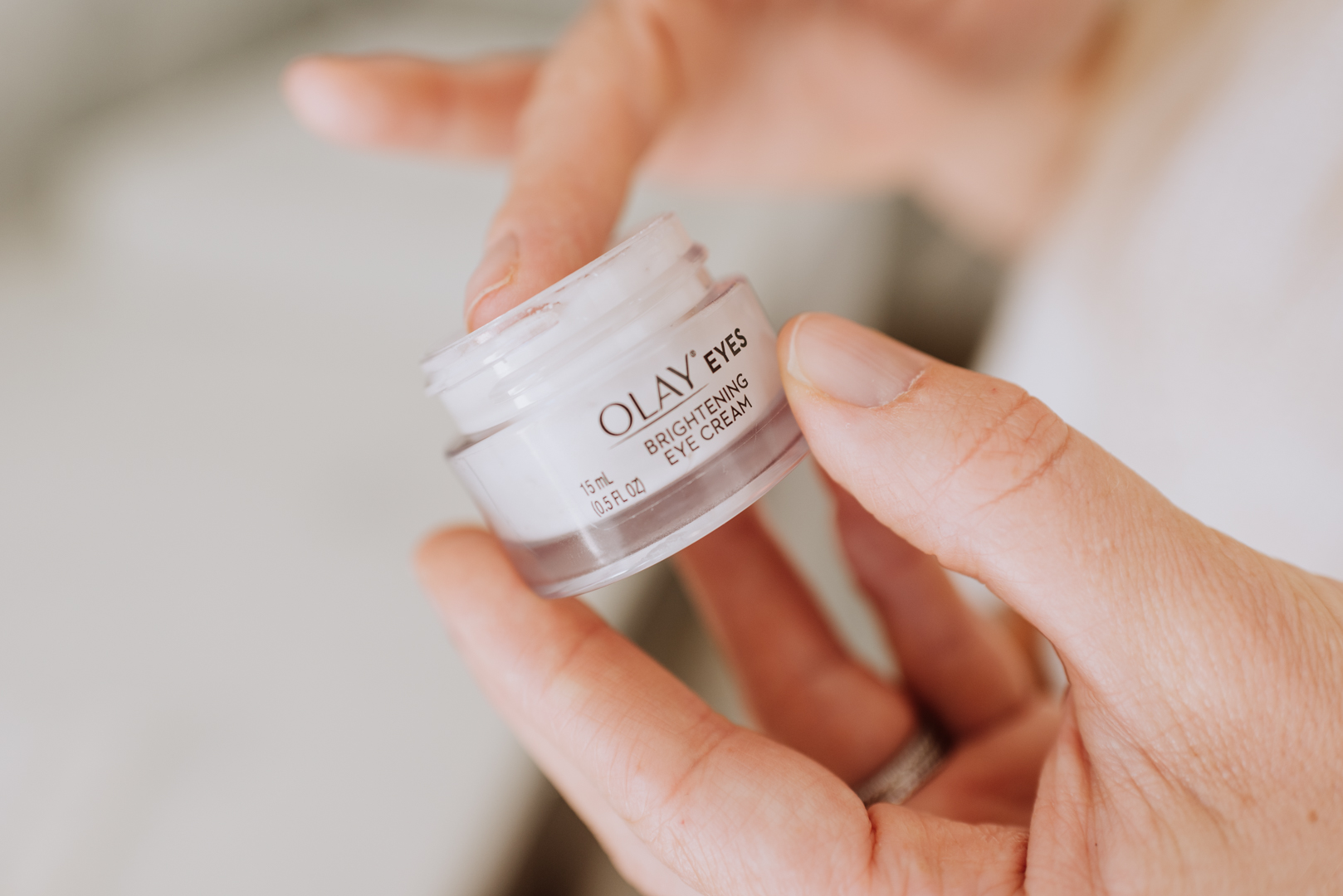 olay brightening eye cream a full review | thelovedesigendlife.com #olayeyes #heybrighteyes #eyecream