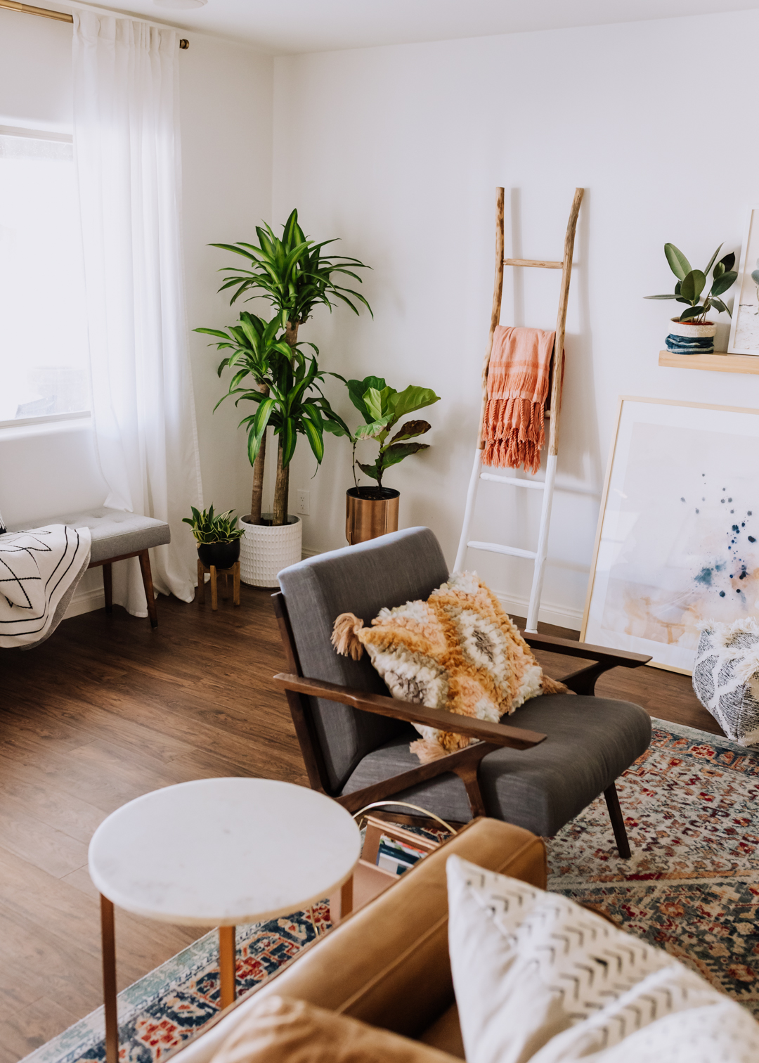 pretty modern boho living room | thelovedesignedlife.com #livingroom #midcenturymodern #bohomodern