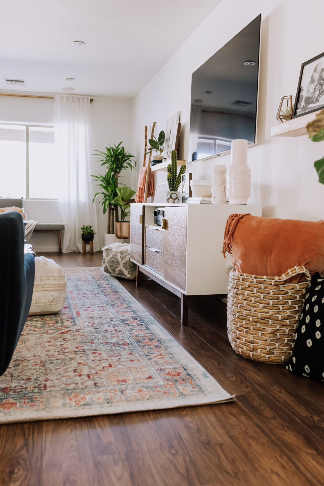 pretty living room update in mid century modern boho | thelovedesignedlife.com #midcenturymodern #boho #livingroom #homedecor #interiordesign