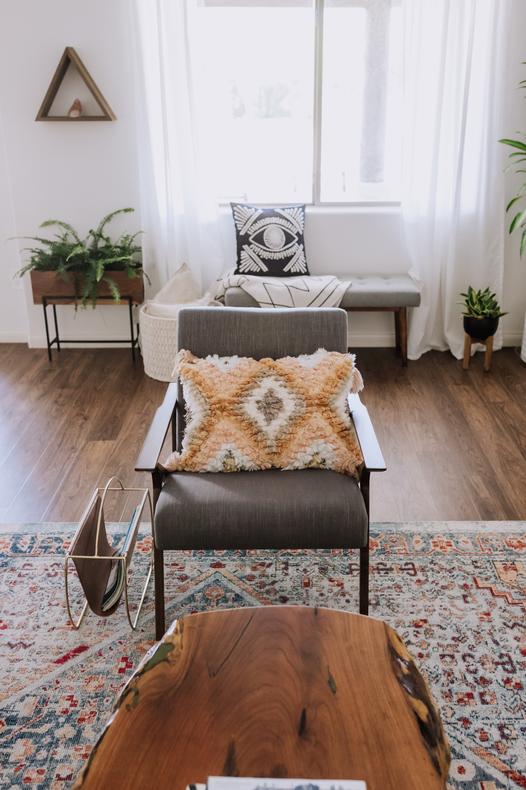 pretty living room space | thelovedesignedilfe.com #midcenturymodern #theldlhome #article #homedesign