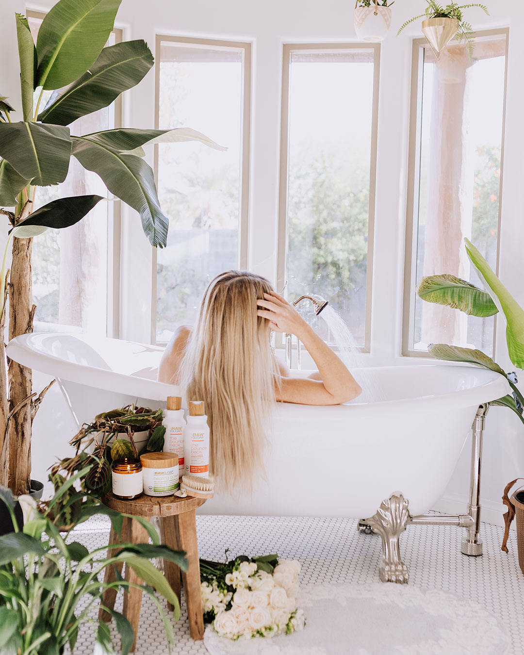 finding more me time in this gorgeous tub was top of the list for new year, new goals | thelovedesignedlife.com #happynewyear #bathtub #clawfoottub #bathroom #metime