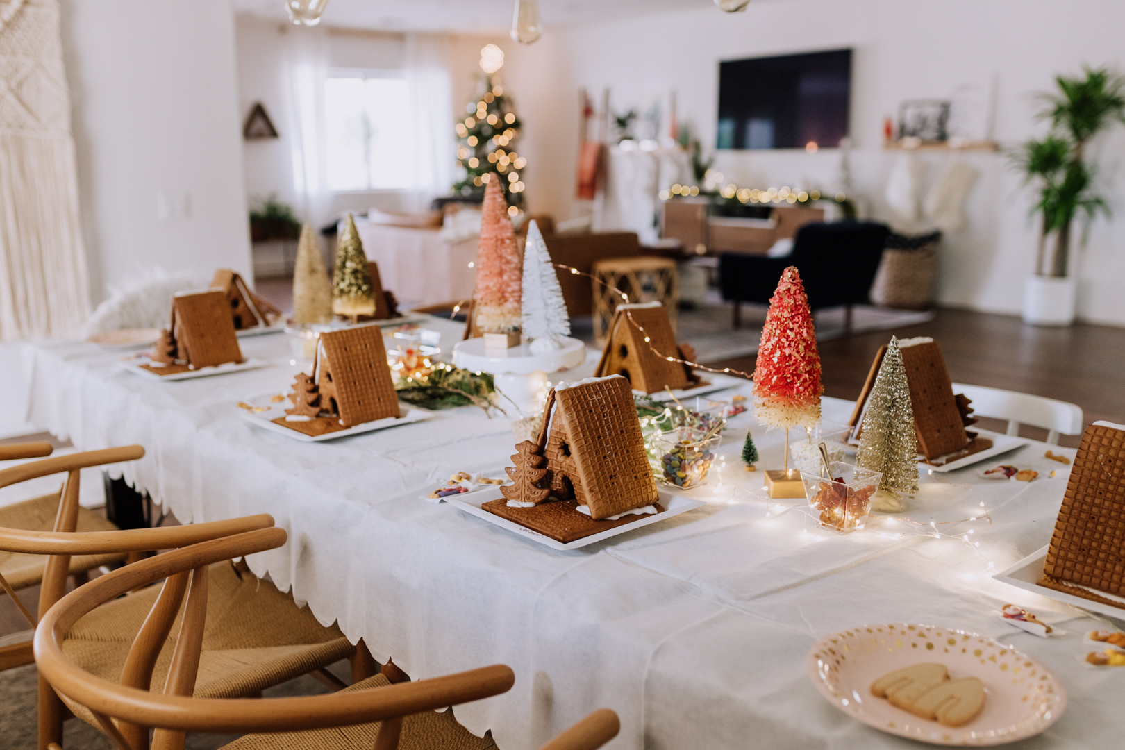 the table all set and ready to go! | thelovedesignedlife.com #gingerbreadhouse #holidayparty #kidparty #christmas 