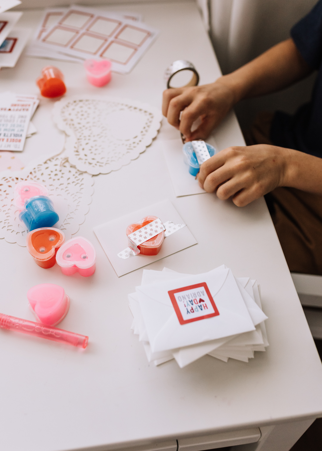 adding heart-shaped slime packages to his personalized valentines from @minted | thelovedesignedlife.com #noncandyvalentines #nosugar #valentinesday