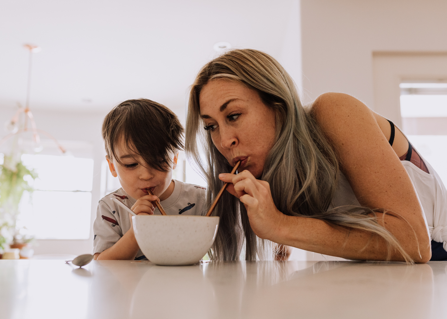 stealing sips of his smoothie bowl | thelovedesignedlife.com #breakfast #smoothiebowl #thedailymoments