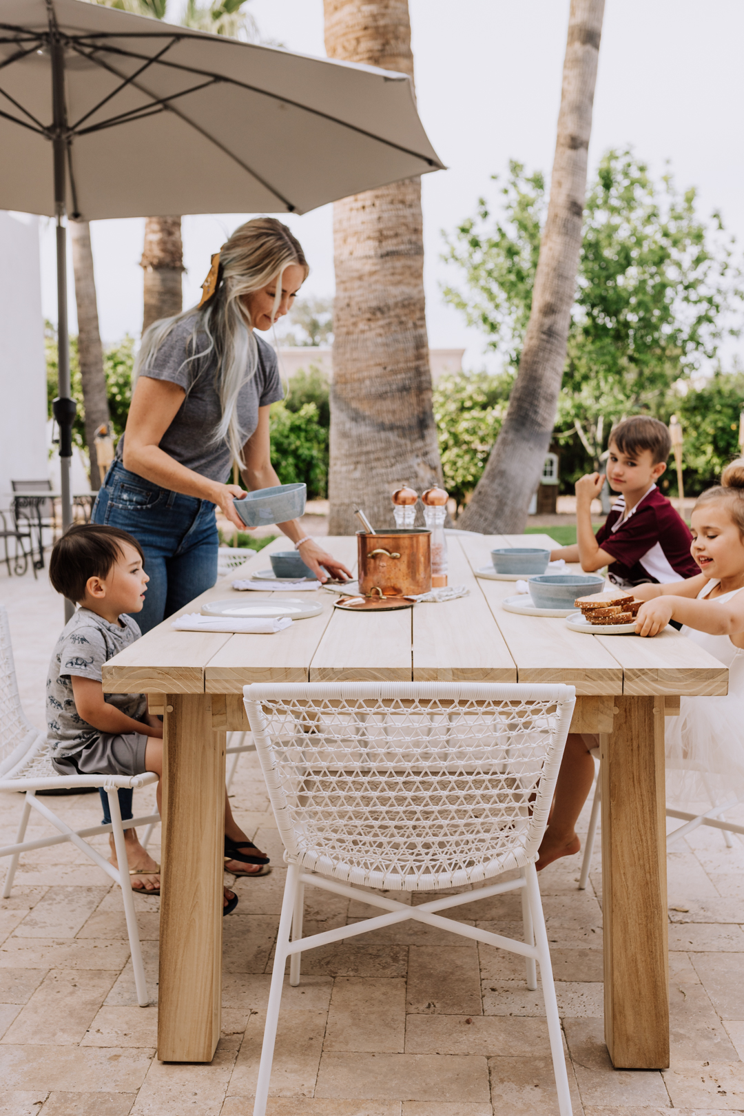 eating dinner al fresco is where it's at in the spring in arizona! | thelovedesignedilf.com #outdooreating #spendidspoon #familydinner