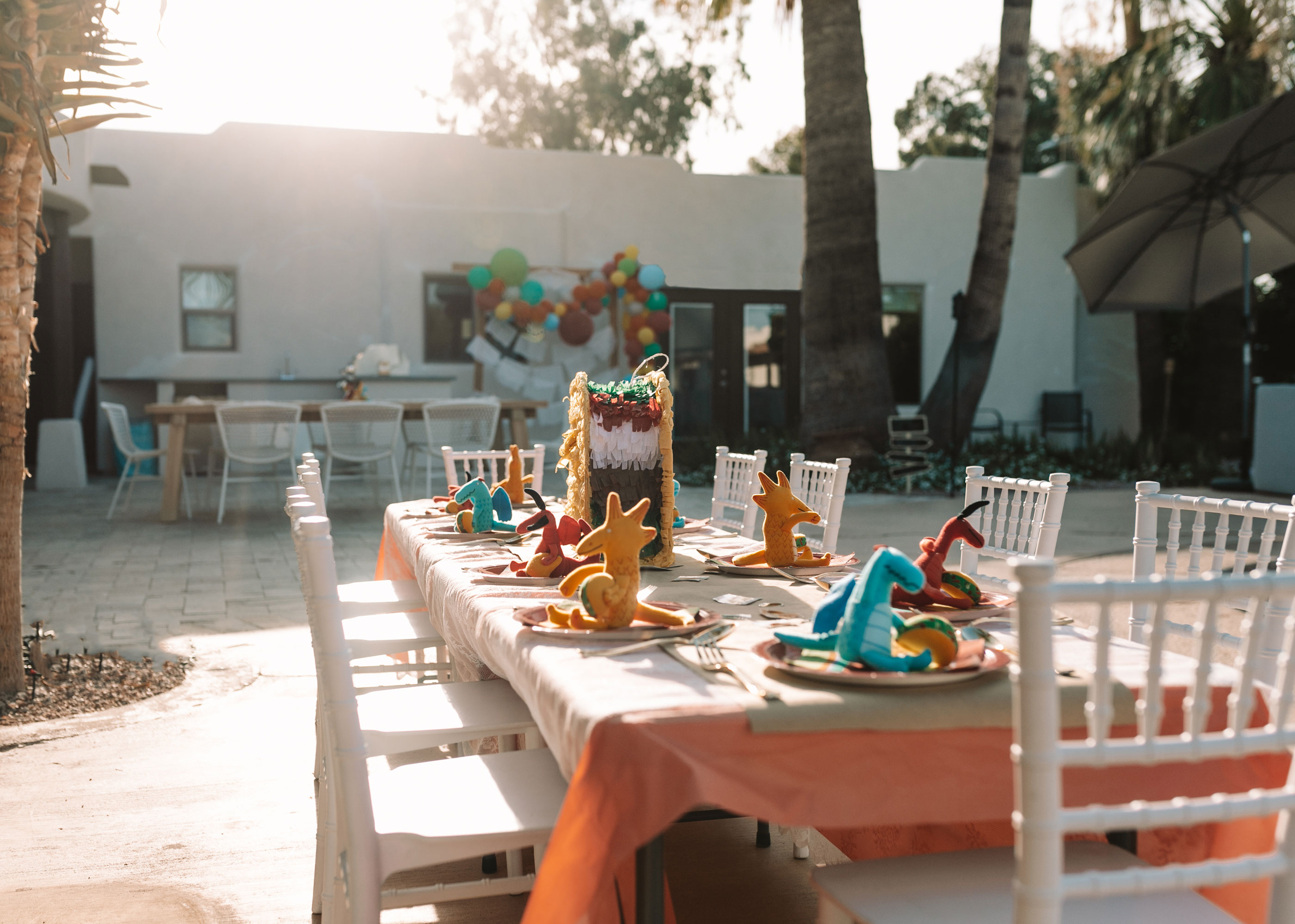 the kid's table all ready for the dragons love tacos party.