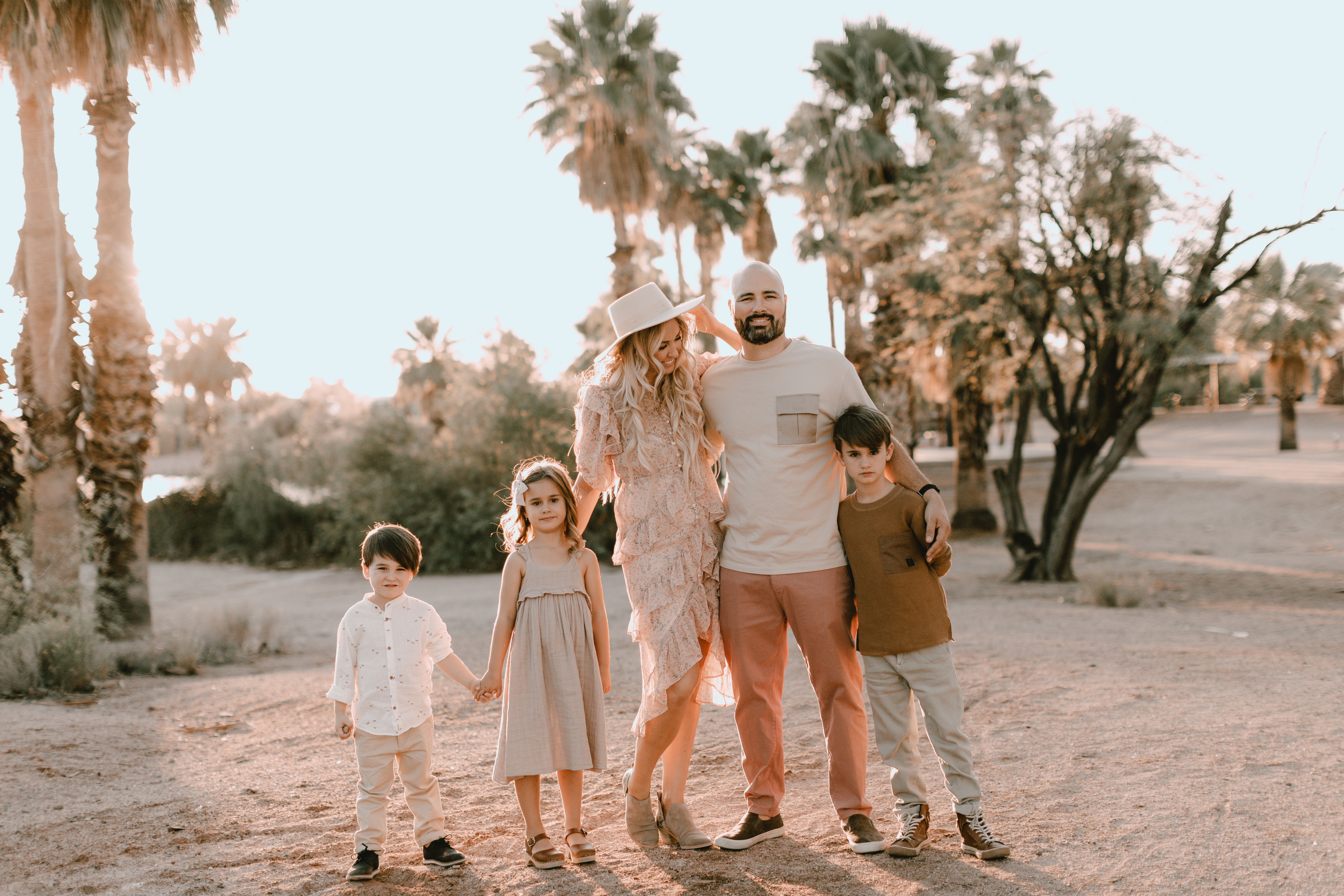 capturing family photos in the desert. #familyphotos #stylingfamilyphotos #motherhood