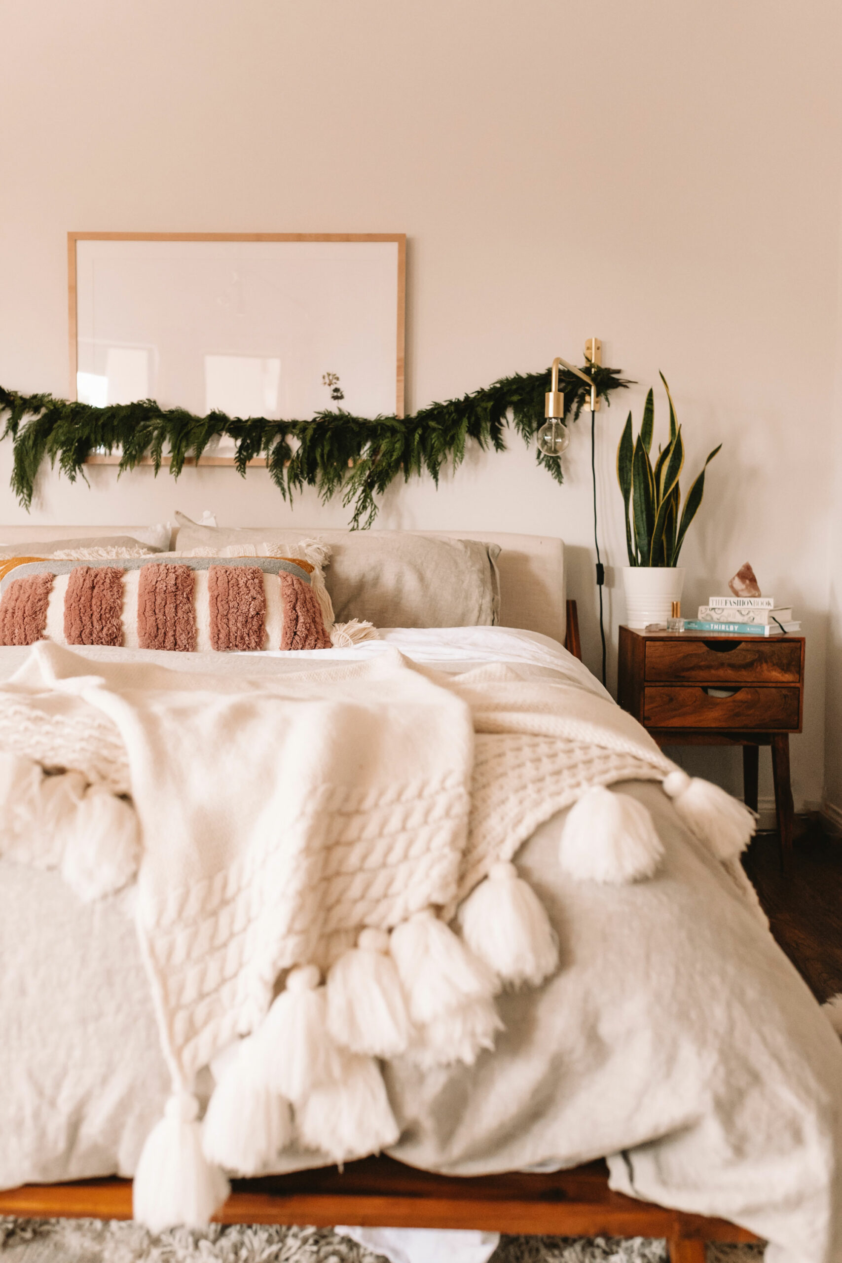 healthy sleep habits are about so much more than how many hours you're getting. setting a consistent nightly routine can make all the difference! #sleephabits #insomnia #newyearsgoals #2020 #bedroom