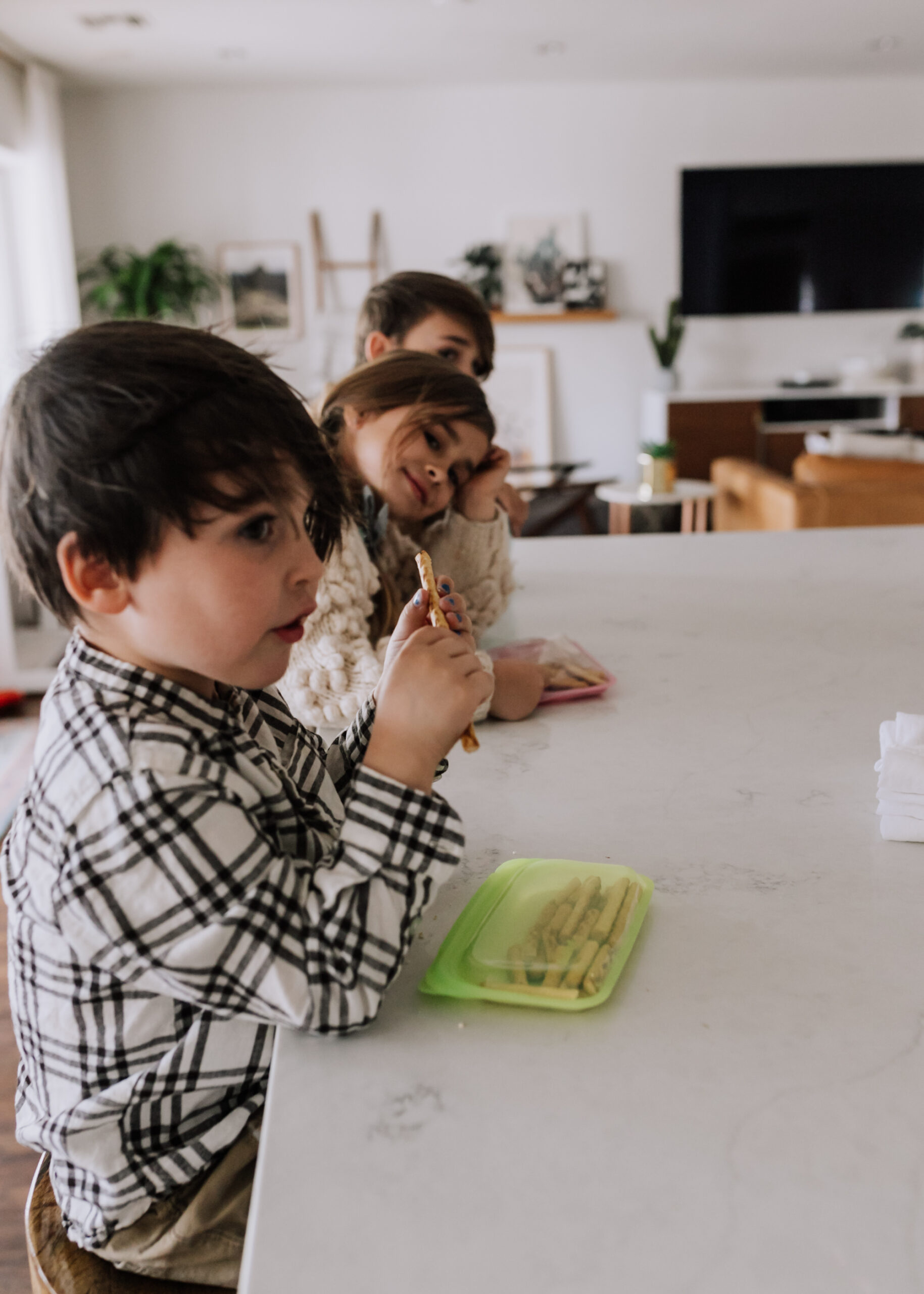 snack time with sustainable, reusable silicone bags. #thelovedesignedlife #sustainableswaps