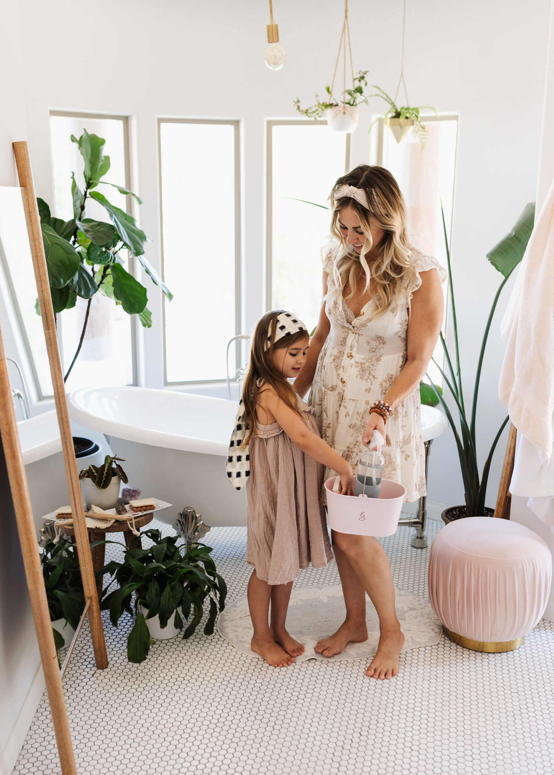 teaching my daughter all about spring cleaning! #thelovedesignedlife #theldlhome #bathroom #clawfoottub #springcleaning #groveco