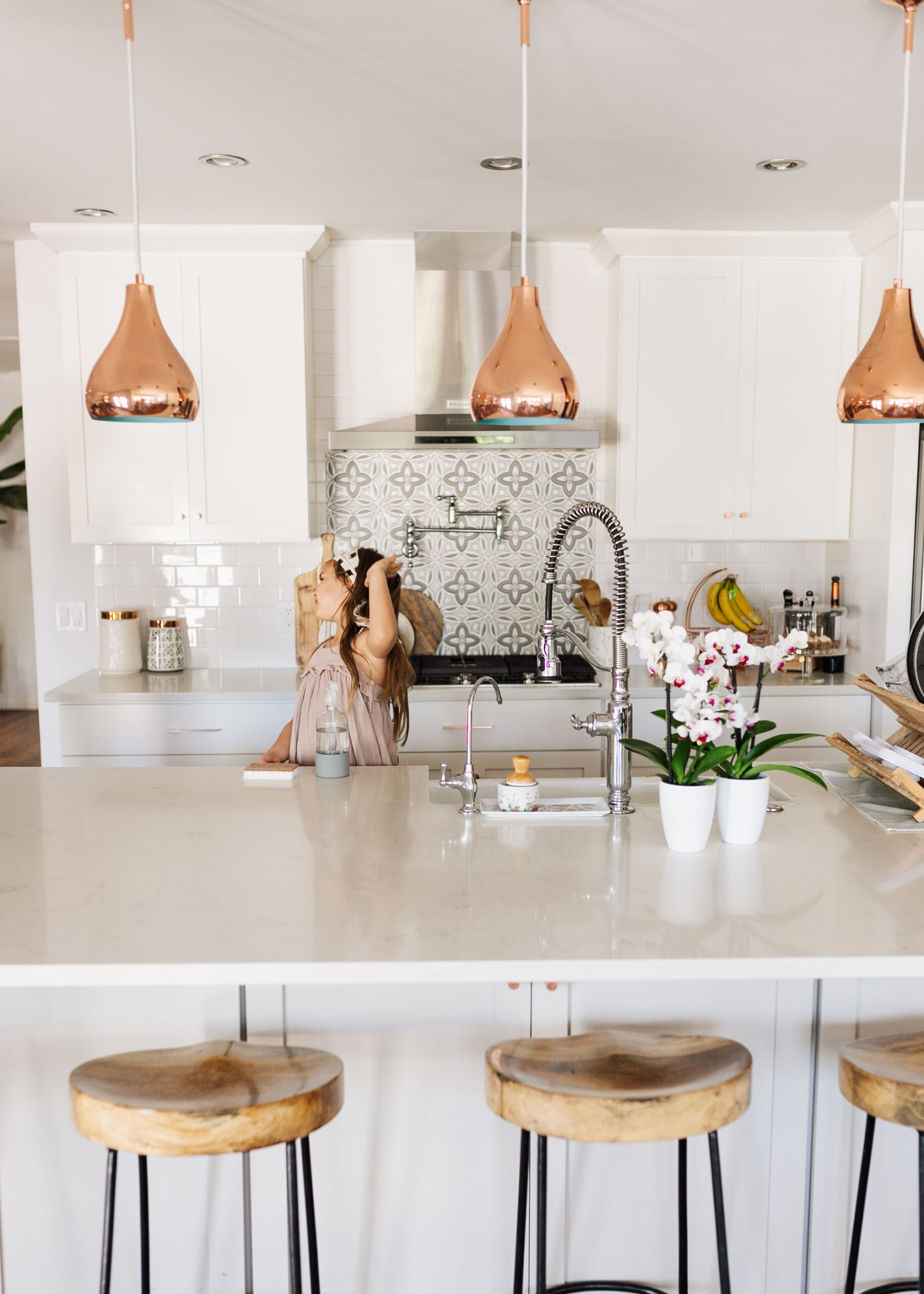 bringing spring inside our home with potted fresh flowers. #springcleaning #kitchen #sustainableliving