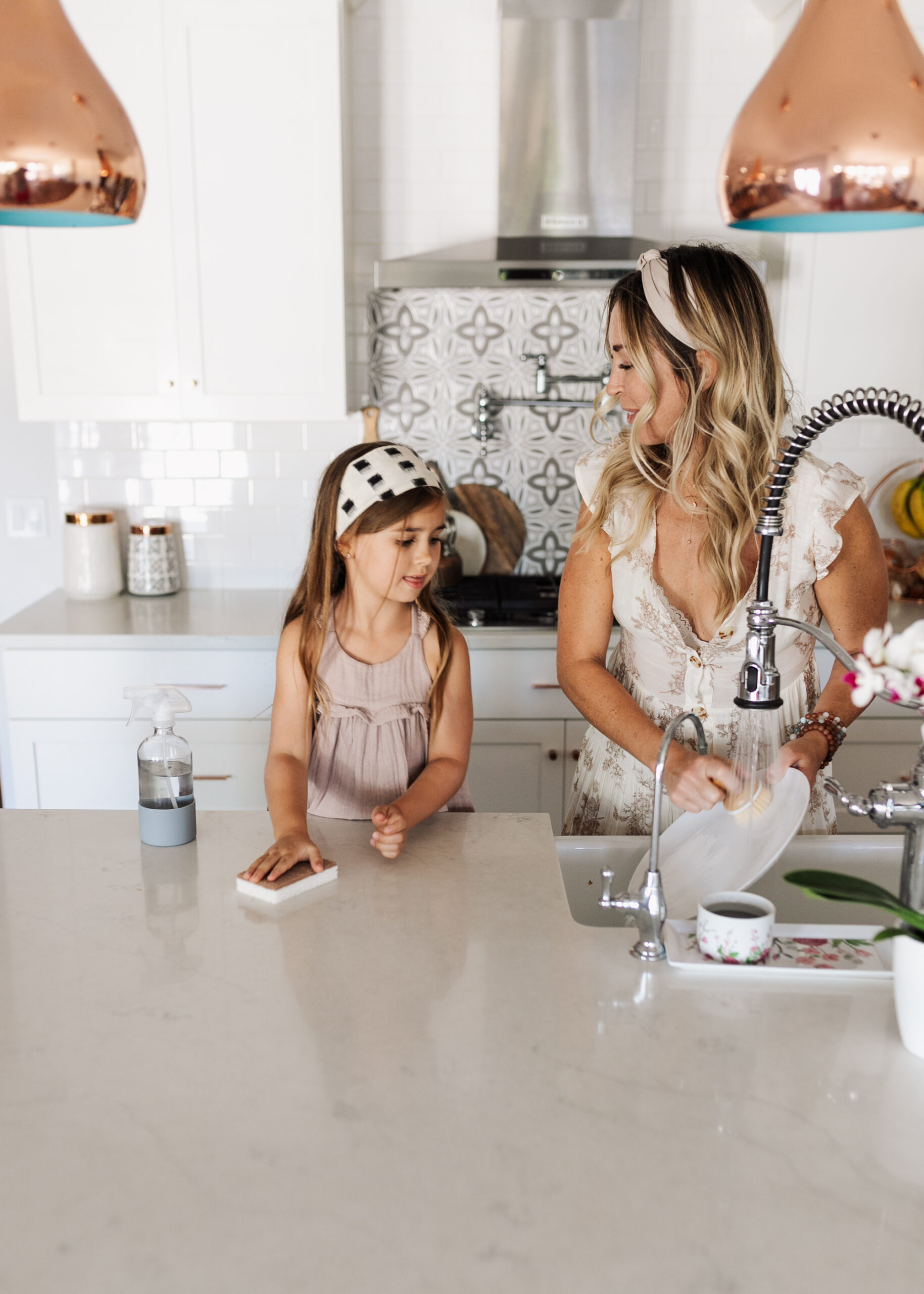 doing dishes and cleaning the kitchen with our favorite sustainable cleaning supplies from Grove Collaborative. #springcleaning #motherdaughter #mommyandme #groveco #kitchen